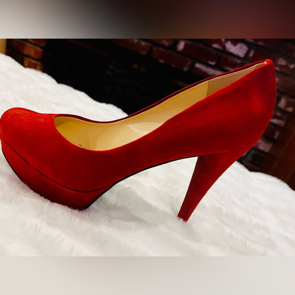 Guess Women’s platform heels. Dark red suede. New, never been worn. Size 9.5